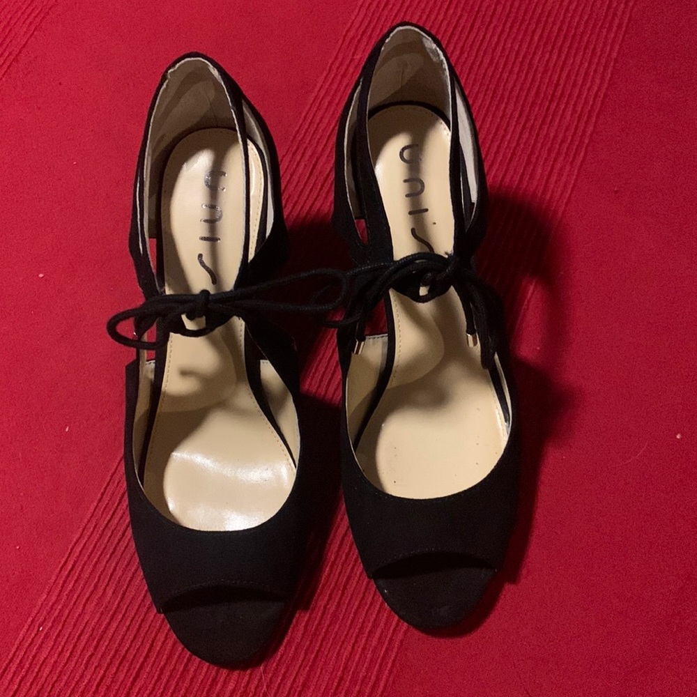 Unisa Joicco peep toe pump. Never worn. Womens size 8 black